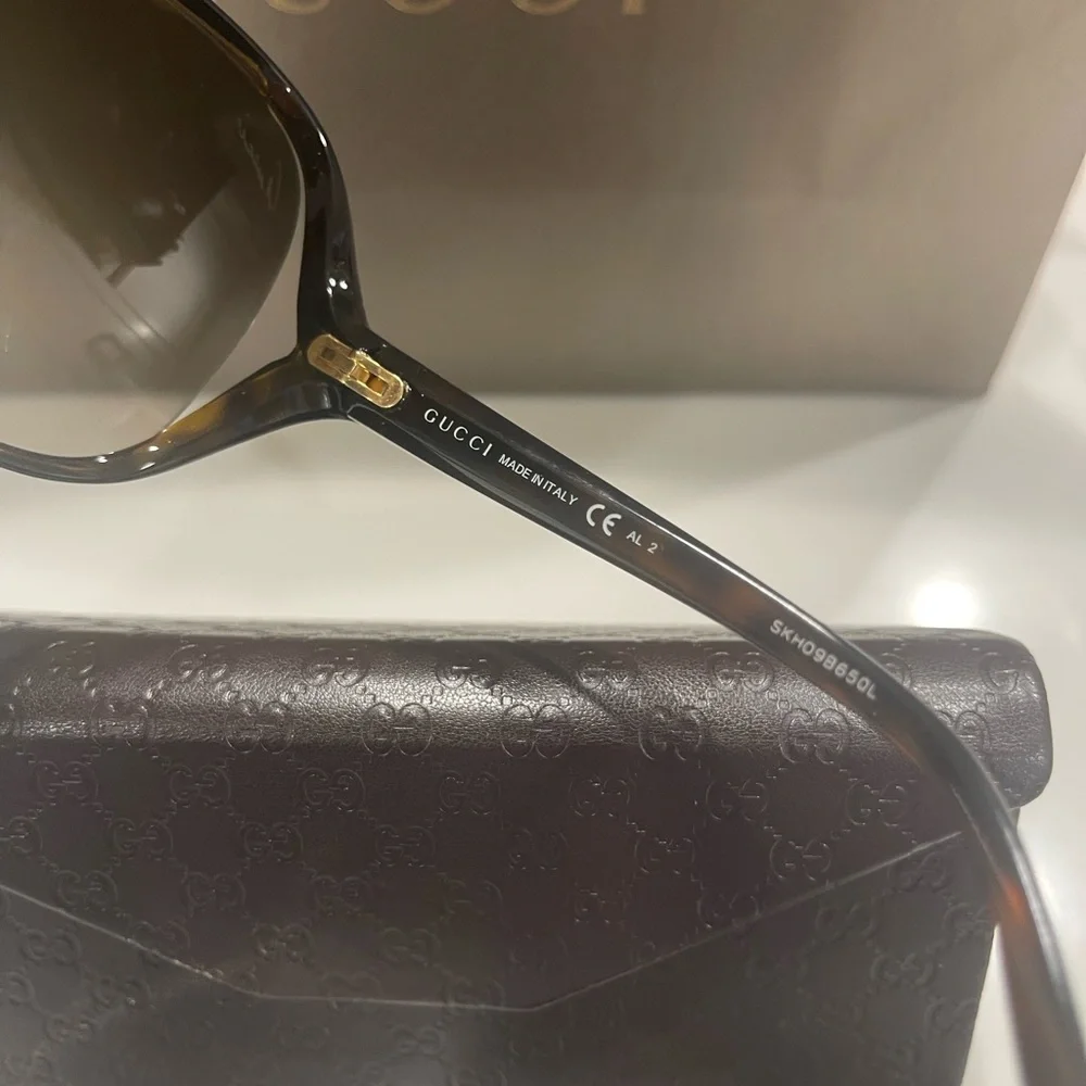 Gucci sunglass with case